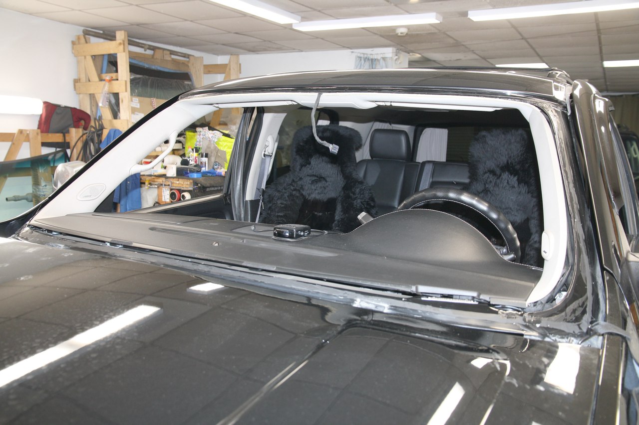 Вклейка ветрового стекла на Chevrolet Tahoe